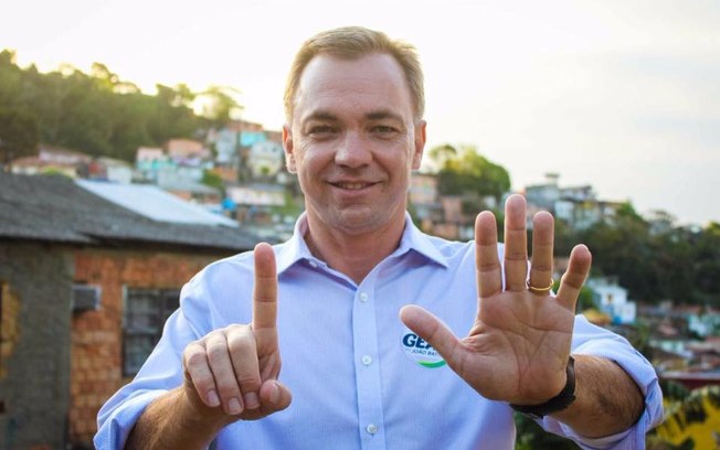Gean Loureiro faz gesto do número 15, utilizado em sua campanha eleitoral. Ele deixou o MDB recentemente